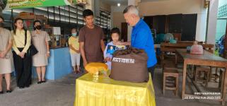 ทน.แม่สอด ร่วมพิธีมอบสิ่งของพระราชทาน มูลนิธิราชประชานุเคราะห์  ในพระบรมราชูปถัมภ์ ให้แก่นักเรียนทุนพระราชทาน 