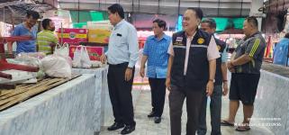 ทน.แม่สอด ดำเนินการฉีดล้างทำความสะอาดตลาดสดบ้านเหนือ