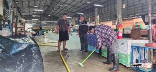 ทน.แม่สอด ดำเนินการฉีดล้างทำความสะอาดตลาดสดบ้านเหนือ