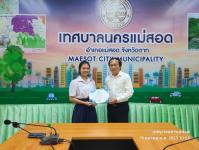 ทน.แม่สอด มอบใบประกาศเกียรติบัตร ผู้ผ่านการฝึกประสบการณ์ด้านการแพทย์และสาธารณสุข คลินิกชุมชนอบอุ่น 