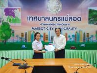 ทน.แม่สอด มอบใบประกาศเกียรติบัตร ผู้ผ่านการฝึกประสบการณ์ด้านการแพทย์และสาธารณสุข คลินิกชุมชนอบอุ่น 