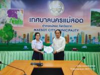 ทน.แม่สอด มอบใบประกาศเกียรติบัตร ผู้ผ่านการฝึกประสบการณ์ด้านการแพทย์และสาธารณสุข คลินิกชุมชนอบอุ่น 