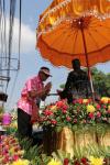 ประชาชนนับหมื่นคน ร่วมขบวนแห่สงกรานต์ “นครแม่สอด” วัดสุดท้ายคึกคัก 