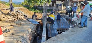 ทน.แม่สอด ลงพื้นที่ติดตามความคืบหน้างานก่อสร้างรางระบายน้ำ ถนนสายแม่สอด – แม่ตาว 