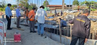 ทน.แม่สอด ลงพื้นที่ติดตามความคืบหน้างานก่อสร้างรางระบายน้ำ ถนนสายแม่สอด – แม่ตาว 