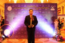 นายกเทศมนตรีนครแม่สอดรับรางวัลในฐานะองค์กรปกครองส่วนท้องถิ่นดีเด่นที่ด้านสตรีและครอบครัว ในงานวันสตรีสากลที่เมืองทองธานี กรุงเทพฯ