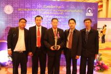 นายกเทศมนตรีนครแม่สอดรับรางวัลในฐานะองค์กรปกครองส่วนท้องถิ่นดีเด่นที่ด้านสตรีและครอบครัว ในงานวันสตรีสากลที่เมืองทองธานี กรุงเทพฯ