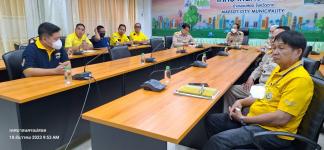 ทน.แม่สอด จัดประชุม ผู้บริหาร งานป้องกันฯ และผู้รับจ้าง  กรณีขุดวางท่อระบายน้ำ ถนนอินทรคีรี บริเวณหน้าแขวงทางหลวง