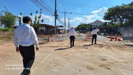 ทน.แม่สอด ลงพื้นที่ติดตามความคืบหน้างานเทคอนกรีตเสริมเหล็ก บริเวณถนนแม่สอด-แม่ตาว