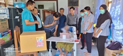 ทน.แม่สอด ลงพื้นที่มอบสิ่งของอุปโภคบริโภคให้แก่ผู้สูงอายุ และผู้ป่วยติดเตียง ชุมชนร่วมแรง