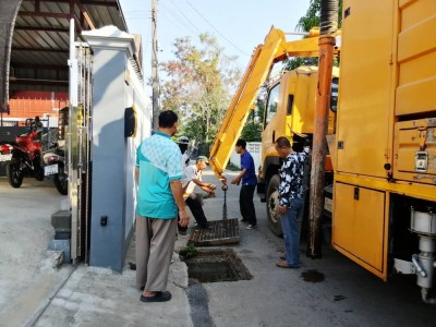 ทน.แม่สอด ลงพื้นที่ดำเนินการดูดโคลนท่อระบายน้ำ บริเวณถนนราชการราษฎรดำหริ 1 ชุมชนดอนไชย