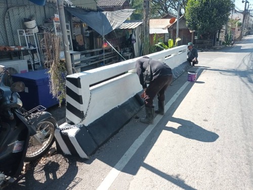 ทน.แม่สอด ลงพื้นที่ดำเนินการปรับภูมิทัศน์ และทาสีสะพานชุมชนในเขตเทศบาลแม่สอด
