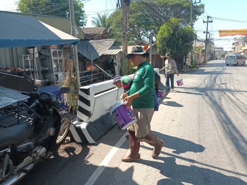 ทน.แม่สอด ลงพื้นที่ดำเนินการปรับภูมิทัศน์ และทาสีสะพานชุมชนในเขตเทศบาลแม่สอด