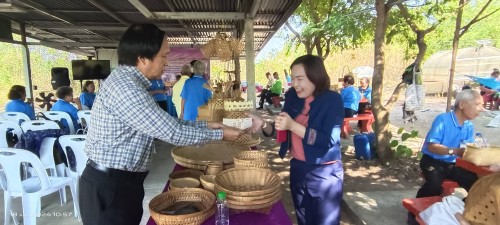 ทน.แม่สอด ร่วมกิจกรรมของกลุ่มผู้สูงอายุเทศบาลนครแม่สอดและศึกษาดูงาน วิสาหกิจชุมชน จักสาน สิ่งประดิษฐ์จากไม้ไผ่ ณ บ้านเพชรชมพู ตำบลนาโบสถ์ อำเภอวังเจ้า จังหวัดตาก