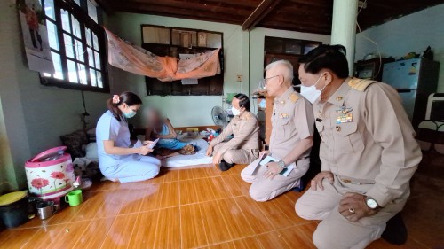 ทน.แม่สอด ลงพื้นที่มอบสิ่งของอุปโภคบริโภคให้แก่ผู้สูงอายุ และผู้ป่วยติดเตียง ชุมชนบ้านเหนือสามัคคี