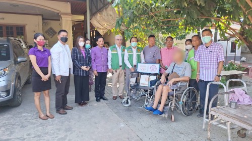 ทน.แม่สอด ลงพื้นที่มอบรถเข็นวีลแชร์ และสิ่งของอุปโภคบริโภคให้แก่ผู้สูงอายุ ผู้พิการ และผู้ป่วยติดเตียง 