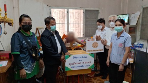 ทน.แม่สอด ลงพื้นที่มอบสิ่งของอุปโภคบริโภคให้แก่ผู้สูงอายุ และผู้ป่วยติดเตียง ชุมชนอิสลาม