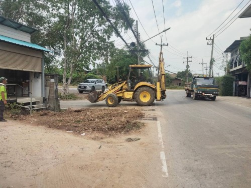 ทน.แม่สอด ลงพื้นที่ติดตามความคืบหน้างานก่อสร้างวางท่อระบายน้ำ บริเวณถนนสมัครสรรพการ 
