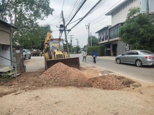 ทน.แม่สอด ลงพื้นที่ติดตามความคืบหน้างานก่อสร้างวางท่อระบายน้ำ บริเวณถนนสมัครสรรพการ 