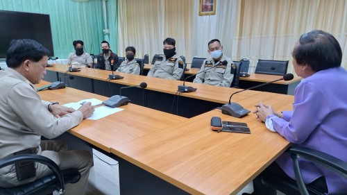 ทน.แม่สอด จัดประชุมเตรียมความพร้อมการปฏิบัติหน้าที่ออกตรวจรักษาความปลอดภัยในโรงเรียน เขตเทศบาลนครแม่สอด 