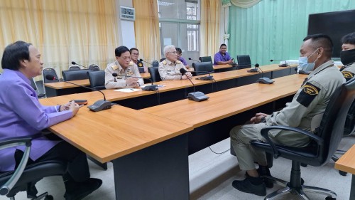 ทน.แม่สอด จัดประชุมเตรียมความพร้อมการปฏิบัติหน้าที่ออกตรวจรักษาความปลอดภัยในโรงเรียน เขตเทศบาลนครแม่สอด 