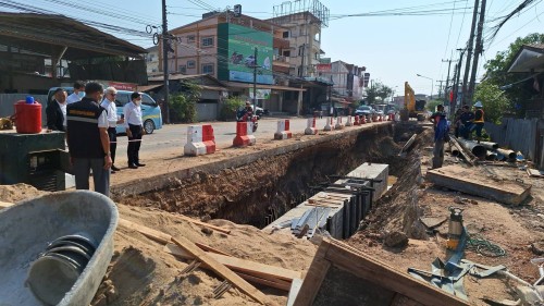 ทน.แม่สอด ลงพื้นที่ติดตามความคืบหน้า โครงการพัฒนาตามผังเมืองรวมเมืองแม่สอด อำเภอแม่สอด จังหวัดตาก ระยะที่ 2 บริเวณถนนข้างแขวงทางหลวงตากที่ 2