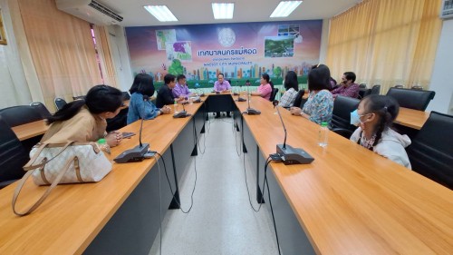 ทน.แม่สอด ให้การต้อนรับนายจำรัส กันทะสัก รองปลัด เทศบาลเมืองลำพูน จังหวัดลำพูน พร้อมคณะ