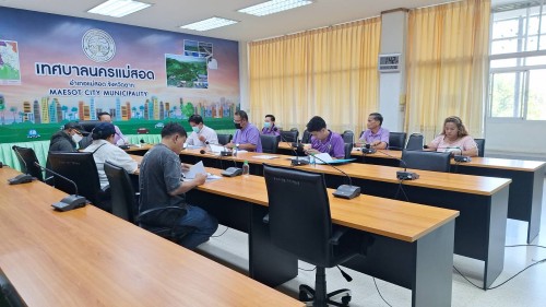 ทน.แม่สอด จัดประชุมชี้แจงปรับเปลี่ยนรูปแบบการก่อสร้างคลองระบายน้ำสายที่ 1 