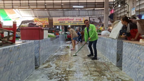 ทน.แม่สอด ลงพื้นที่ดำเนินการฉีดล้างทำความสะอาด ตลาดในเขตเทศบาลนครแม่สอด