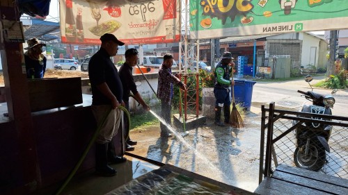 ทน.แม่สอด ลงพื้นที่ดำเนินการฉีดล้างทำความสะอาด ตลาดในเขตเทศบาลนครแม่สอด