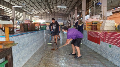 ทน.แม่สอด ลงพื้นที่ดำเนินการฉีดล้างทำความสะอาด ตลาดในเขตเทศบาลนครแม่สอด