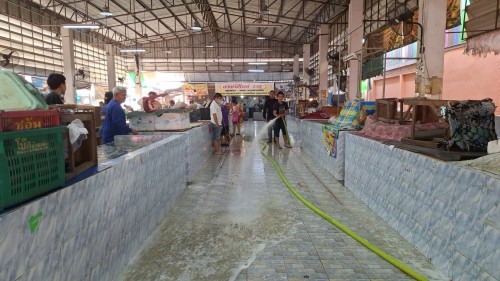 ทน.แม่สอด ลงพื้นที่ดำเนินการฉีดล้างทำความสะอาด ตลาดในเขตเทศบาลนครแม่สอด