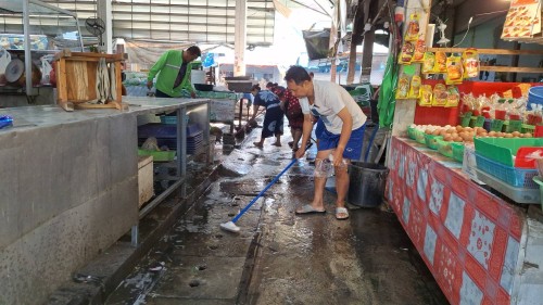 ทน.แม่สอด ลงพื้นที่ดำเนินการฉีดล้างทำความสะอาด ตลาดในเขตเทศบาลนครแม่สอด