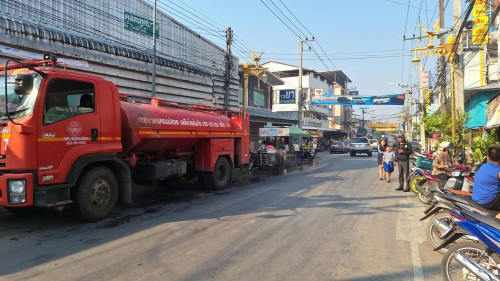 ทน.แม่สอด ลงพื้นที่ดำเนินการฉีดล้างทำความสะอาด ตลาดในเขตเทศบาลนครแม่สอด