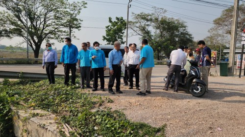 ทน.แม่สอด ร่วมกับกรมโยธาฯ และประชาชนลงพื้นที่สำรวจแนวก่อสร้างคลองระบายน้ำสายที่ 1