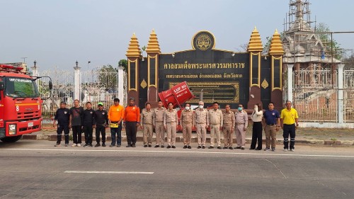 เทศบาลนครแม่สอด ร่วมกับศูนย์ป้องกันและบรรเทาสาธารณภัย เขต 8 กำแพงเพชร ปฏิบัติการฉีดพ่นละอองน้ำ เพื่อลดปริมาณ ฝุ่นละออง.PM..2.5 ในอากาศ