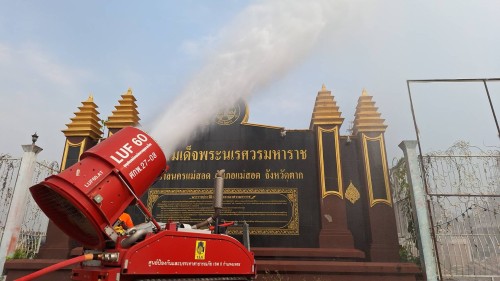 เทศบาลนครแม่สอด ร่วมกับศูนย์ป้องกันและบรรเทาสาธารณภัย เขต 8 กำแพงเพชร ปฏิบัติการฉีดพ่นละอองน้ำ เพื่อลดปริมาณ ฝุ่นละออง.PM..2.5 ในอากาศ