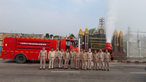 เทศบาลนครแม่สอด ร่วมกับศูนย์ป้องกันและบรรเทาสาธารณภัย เขต 8 กำแพงเพชร ปฏิบัติการฉีดพ่นละอองน้ำ เพื่อลดปริมาณ ฝุ่นละออง.PM..2.5 ในอากาศ