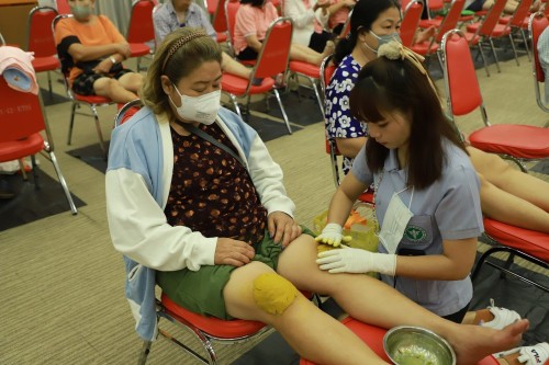 ทน.แม่สอด จัดโครงการดูแลสุขภาพผู้สูงอายุที่มีภาวะปวดเข่าด้วยการนวดแพทย์แผนไทย ในเขตเทศบาลนครแม่สอด ปี 2567 ครั้งที่ 2 