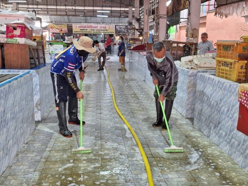 เทศบาลนครแม่สอด ลงพื้นที่ดำเนินการฉีดล้างทำความสะอาดตลาด ในพื้นที่เขตเทศบาลนครแม่สอด