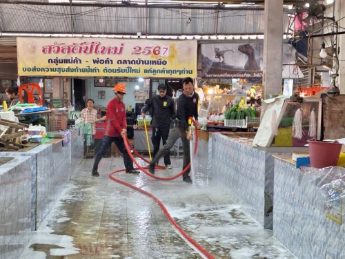 เทศบาลนครแม่สอด ลงพื้นที่ดำเนินการฉีดล้างทำความสะอาดตลาด ในพื้นที่เขตเทศบาลนครแม่สอด