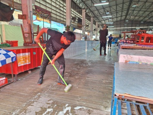 เทศบาลนครแม่สอด ลงพื้นที่ดำเนินการฉีดล้างทำความสะอาดตลาด ในพื้นที่เขตเทศบาลนครแม่สอด