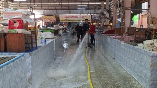 เทศบาลนครแม่สอด ลงพื้นที่ดำเนินการฉีดล้างทำความสะอาดตลาด ในพื้นที่เขตเทศบาลนครแม่สอด