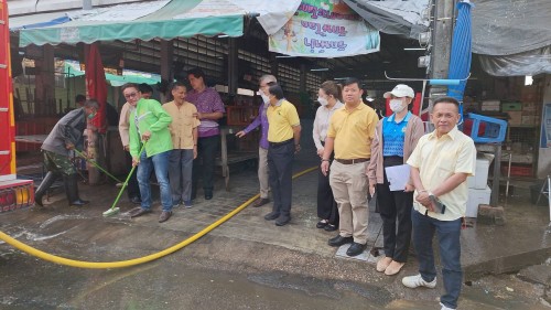 เทศบาลนครแม่สอด ลงพื้นที่ดำเนินการฉีดล้างทำความสะอาดตลาด ในพื้นที่เขตเทศบาลนครแม่สอด