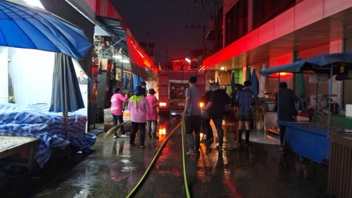 เทศบาลนครแม่สอด ลงพื้นที่ดำเนินการฉีดล้างทำความสะอาดตลาด ในพื้นที่เขตเทศบาลนครแม่สอด