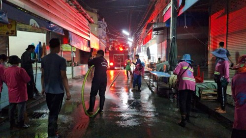 เทศบาลนครแม่สอด ลงพื้นที่ดำเนินการฉีดล้างทำความสะอาดตลาด ในพื้นที่เขตเทศบาลนครแม่สอด