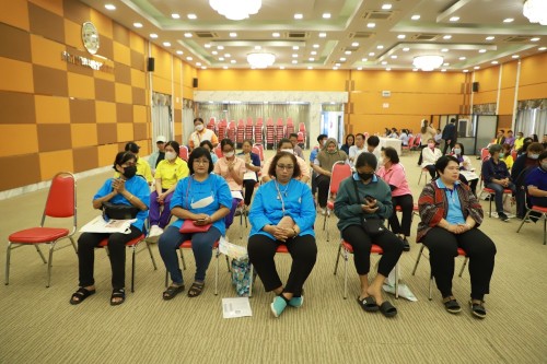 เทศบาลนครแม่สอด จัดโครงการอบรมการนวดกดจุดสะท้อนเท้าลดการสูบบุหรี่ในชุมชน