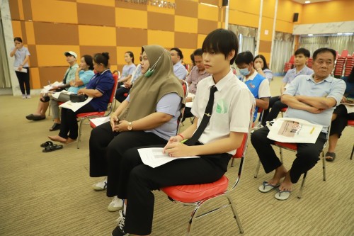 เทศบาลนครแม่สอด จัดโครงการอบรมการนวดกดจุดสะท้อนเท้าลดการสูบบุหรี่ในชุมชน