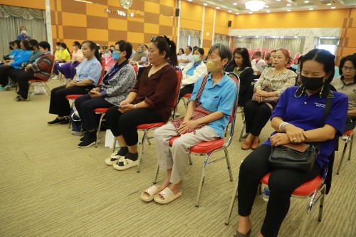เทศบาลนครแม่สอด จัดโครงการอบรมการนวดกดจุดสะท้อนเท้าลดการสูบบุหรี่ในชุมชน