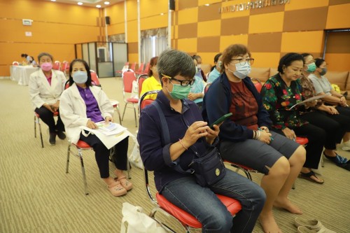 เทศบาลนครแม่สอด จัดโครงการอบรมการนวดกดจุดสะท้อนเท้าลดการสูบบุหรี่ในชุมชน
